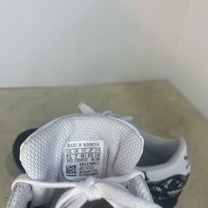 Men’s size 7.5 Adidas shoes. No box. Lightly used.